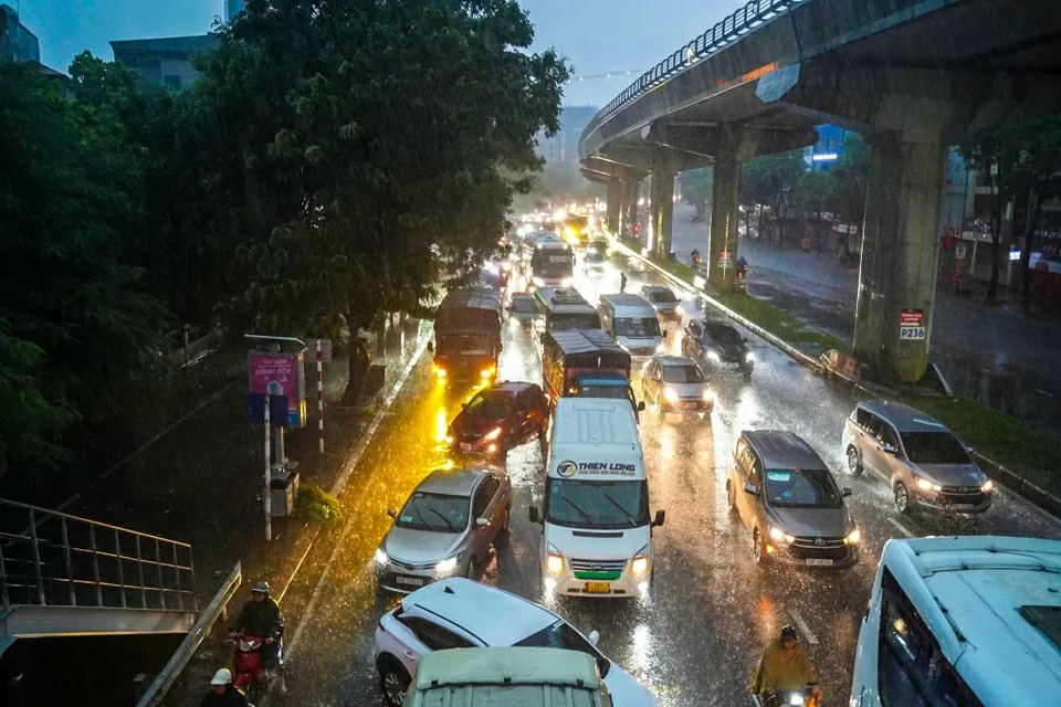 Mưa lớn từ đêm, người Hà Nội di chuyển khó khăn trên các tuyến phố ngập sâu giờ cao điểm Mưa lớn từ đêm, người Hà Nội di chuyển khó khăn trên các tuyến phố ngập sâu giờ cao điểm