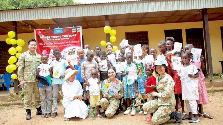 Trung thu Việt Nam thắp sáng nụ cười trẻ em Trung Phi