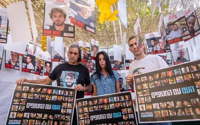 Người dân Israel tưởng niệm hai năm vụ tấn công của Hamas giữa những tia sáng đàm phán, đau đáu một sự chờ đợi người thân trở về Người dân Israel tưởng niệm hai năm vụ tấn công của Hamas giữa những tia sáng đàm phán, đau đáu một sự chờ đợi người thân trở về