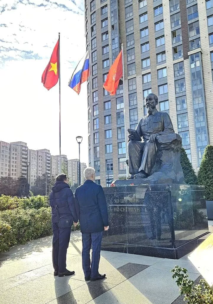 NXB Giáo dục Việt Nam trao tặng sách cho học sinh Saint Petersburg (Liên bang Nga) NXB Giáo dục Việt Nam trao tặng sách cho học sinh Saint Petersburg (Liên bang Nga)