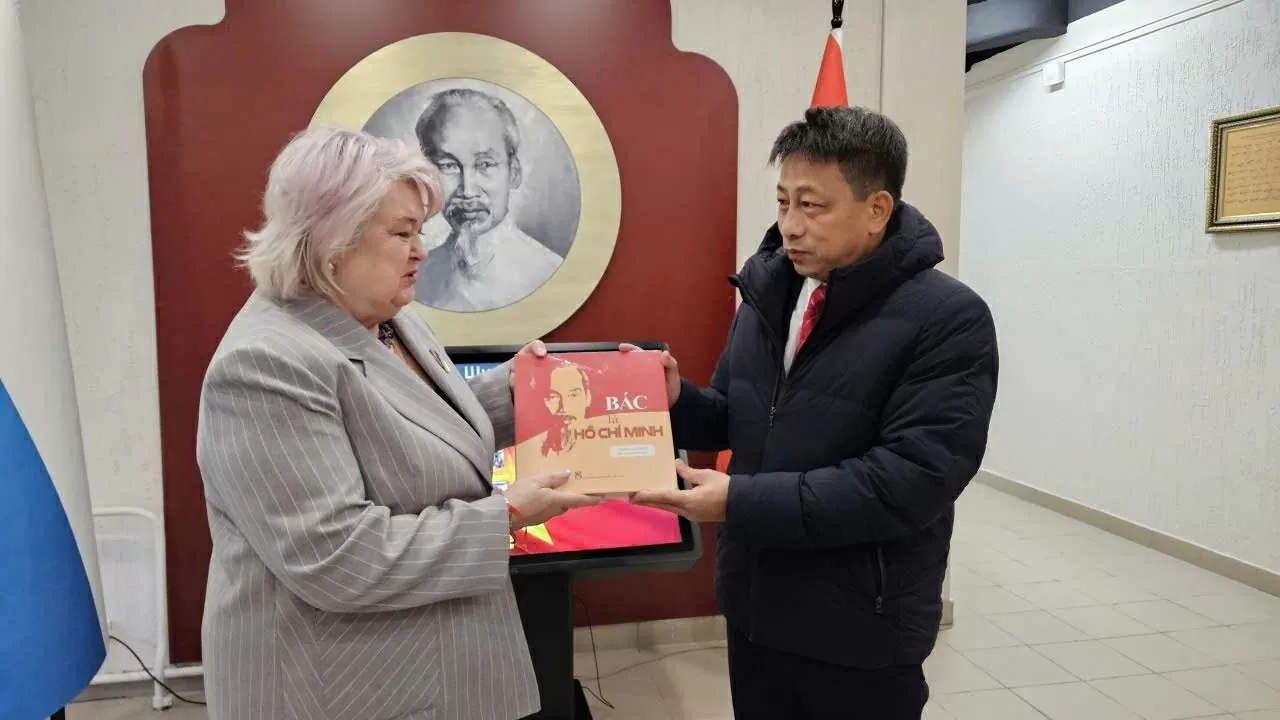 NXB Giáo dục Việt Nam trao tặng sách cho học sinh Saint Petersburg (Liên bang Nga) NXB Giáo dục Việt Nam trao tặng sách cho học sinh Saint Petersburg (Liên bang Nga)