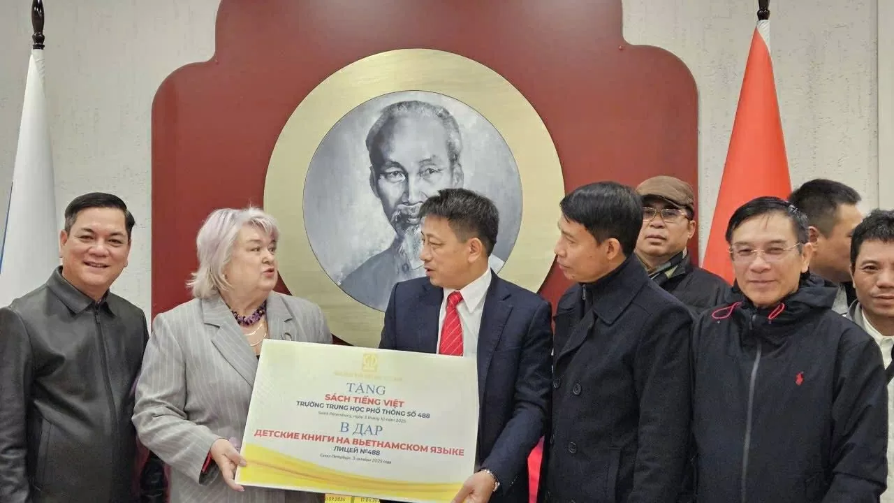 NXB Giáo dục Việt Nam trao tặng sách cho học sinh Saint Petersburg (Liên bang Nga) NXB Giáo dục Việt Nam trao tặng sách cho học sinh Saint Petersburg (Liên bang Nga)