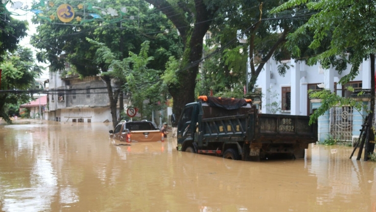 Mưa lớn diện rộng kéo dài, lực lượng chức năng tỉnh Cao Bằng hỗ trợ người dân trong bão lũ