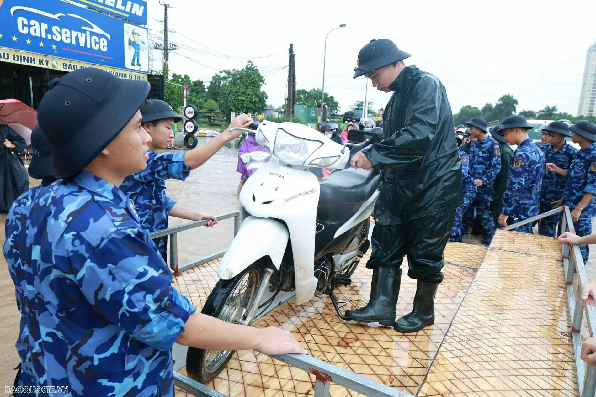 Lực lượng cảnh sát biển hỗ trợ người dân di chuyển qua vùng ngập sâu khu vực cầu Ngà Lực lượng cảnh sát biển hỗ trợ người dân di chuyển qua vùng ngập sâu khu vực cầu Ngà
