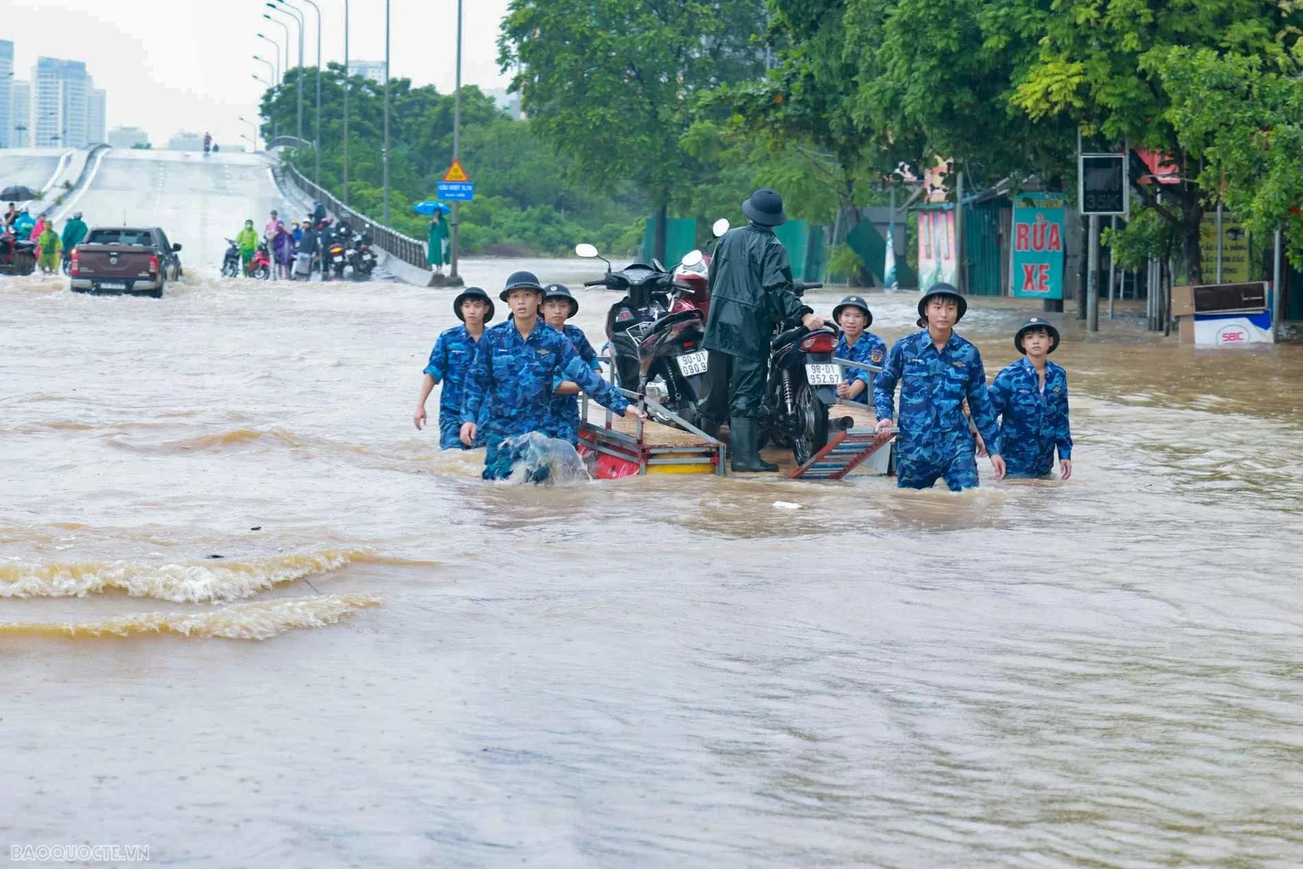Lực lượng cảnh sát biển hỗ trợ người dân di chuyển qua vùng ngập sâu khu vực cầu Ngà Lực lượng cảnh sát biển hỗ trợ người dân di chuyển qua vùng ngập sâu khu vực cầu Ngà