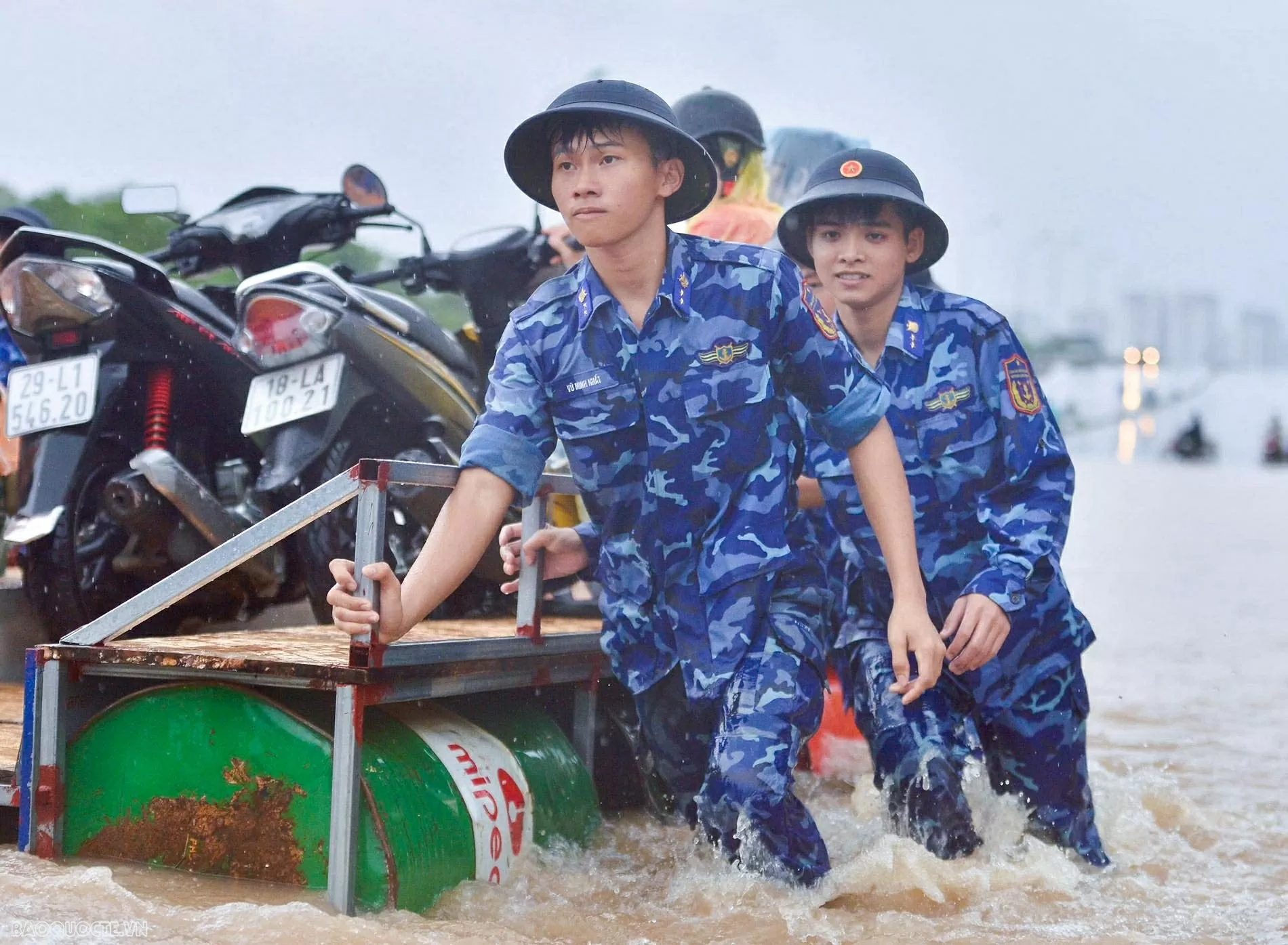 Lực lượng cảnh sát biển hỗ trợ người dân di chuyển qua vùng ngập sâu khu vực cầu Ngà Lực lượng cảnh sát biển hỗ trợ người dân di chuyển qua vùng ngập sâu khu vực cầu Ngà