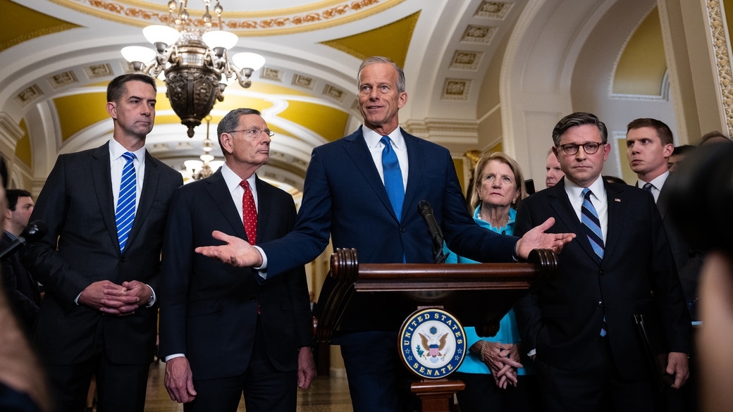 Thượng viện Mỹ phê chuẩn đề cử khối nhân sự khổng lồ của Tổng thống Trump, vẫn phớt lờ dự luật chấm dứt tình trạng đóng cửa chính phủ