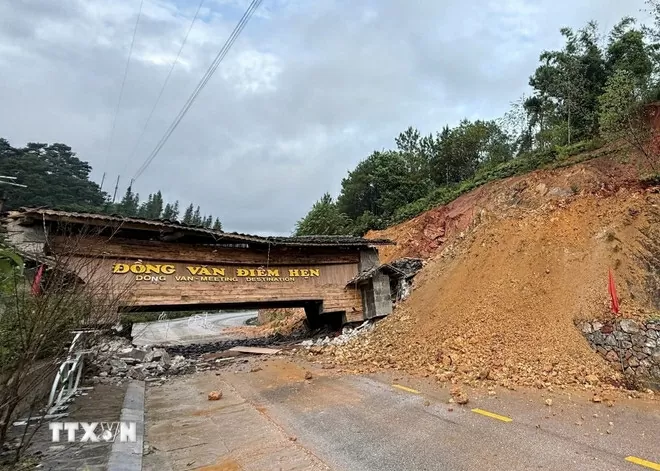 Cổng chào cao nguyên đá Đồng Văn sụp đổ do mưa lớn kéo dài, đất xung quanh thấm nước, sạt trượt Cổng chào cao nguyên đá Đồng Văn sụp đổ do mưa lớn kéo dài, đất xung quanh thấm nước, sạt trượt