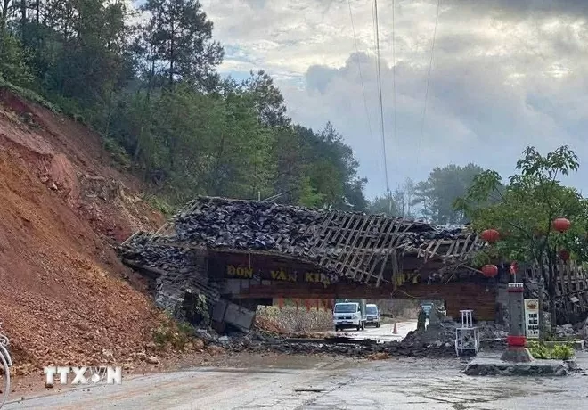 Cổng chào cao nguyên đá Đồng Văn sụp đổ do mưa lớn kéo dài, đất xung quanh thấm nước, sạt trượt Cổng chào cao nguyên đá Đồng Văn sụp đổ do mưa lớn kéo dài, đất xung quanh thấm nước, sạt trượt