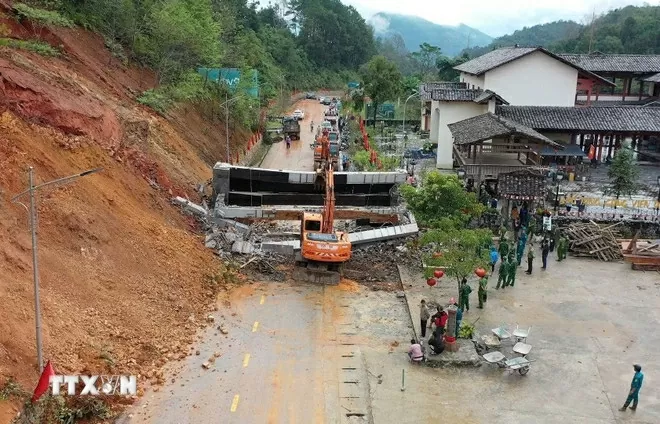 Cổng chào cao nguyên đá Đồng Văn sụp đổ do mưa lớn kéo dài, đất xung quanh thấm nước, sạt trượt Cổng chào cao nguyên đá Đồng Văn sụp đổ do mưa lớn kéo dài, đất xung quanh thấm nước, sạt trượt