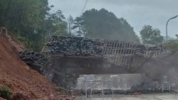 Cổng chào cao nguyên đá Đồng Văn sụp đổ do mưa lớn kéo dài, đất xung quanh thấm nước, sạt trượt