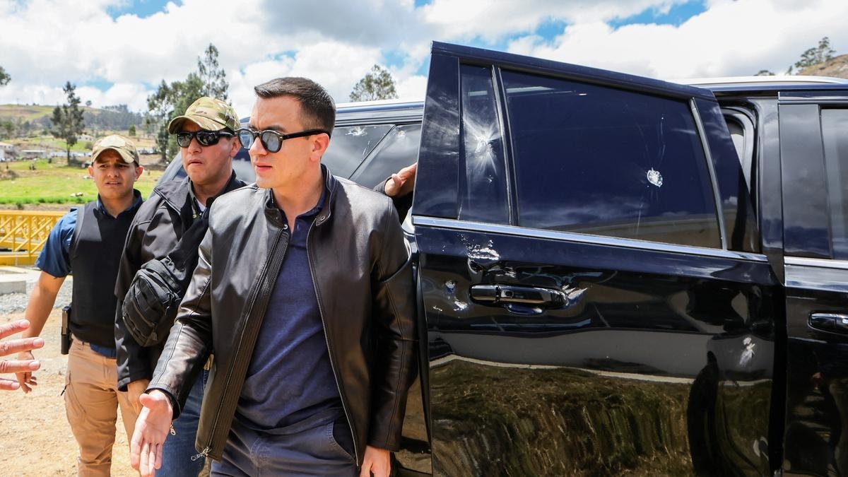 Xe chở Tổng thống Ecuador bị 500 người tấn công: Quốc gia Nam Mỹ xác định là hành động khủng bố, các láng giềng lên án vụ việc