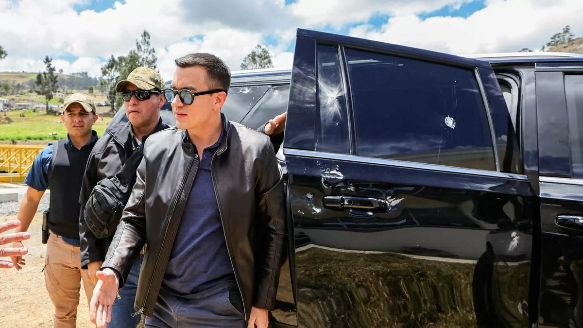 Xe chở Tổng thống Ecuador bị 500 người tấn công: Quốc gia Nam Mỹ xác định là hành động khủng bố, các láng giềng lên án vụ việc Xe chở Tổng thống Ecuador bị 500 người tấn công: Quốc gia Nam Mỹ xác định là hành động khủng bố, các láng giềng lên án vụ việc