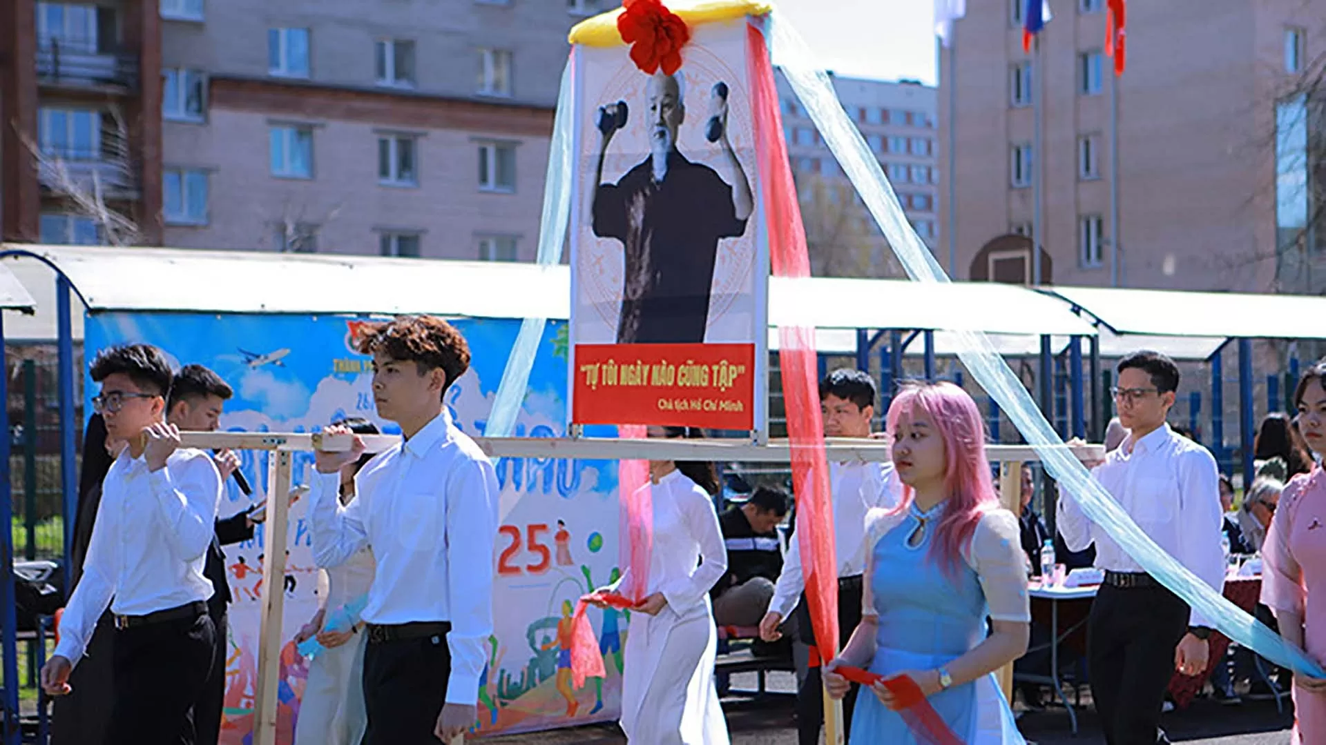 Du học sinh Việt Nam diễu hành tại Lễ khai mạc Đại hội thể thao sinh viên Việt Nam tại Saint Petersburg năm 2025. (Ảnh: Xuân Hưng) Du học sinh Việt Nam diễu hành tại Lễ khai mạc Đại hội thể thao sinh viên Việt Nam tại Saint Petersburg năm 2025. (Ảnh: Xuân Hưng)