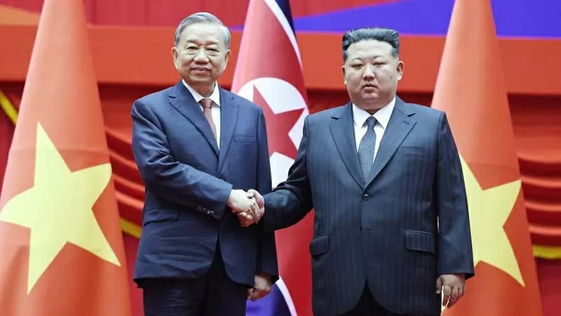 Tổng Bí thư Đảng Lao động Triều Tiên, Chủ tịch Quốc vụ nước Cộng hòa Dân chủ Nhân dân Triều Tiên Kim Jong Un đón Tổng Bí thư Tô Lâm. (Nguồn: TTXVN) Tổng Bí thư Đảng Lao động Triều Tiên, Chủ tịch Quốc vụ nước Cộng hòa Dân chủ Nhân dân Triều Tiên Kim Jong Un đón Tổng Bí thư Tô Lâm. (Nguồn: TTXVN)