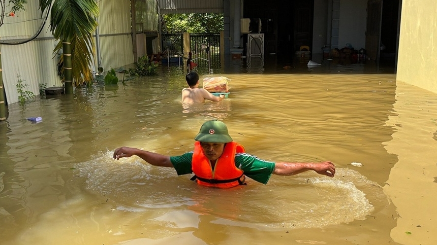 Hà Nội: Nước sông Cà Lồ dâng cao, chạy đua với lũ, tiếp tế, hỗ trợ từng gia đình vùng trũng trong biển nước