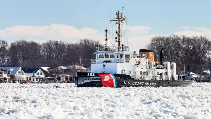 Tàu tuần tra bờ biển Hoa Kỳ Bristol Bay phá băng trên sông St. Clair gần Roberts Landing, Michigan, trong một nhiệm vụ dọn băng mùa đông vào khoảng năm 2015. getty Images Tàu tuần tra bờ biển Hoa Kỳ Bristol Bay phá băng trên sông St. Clair gần Roberts Landing, Michigan, trong một nhiệm vụ dọn băng mùa đông vào khoảng năm 2015. getty Images