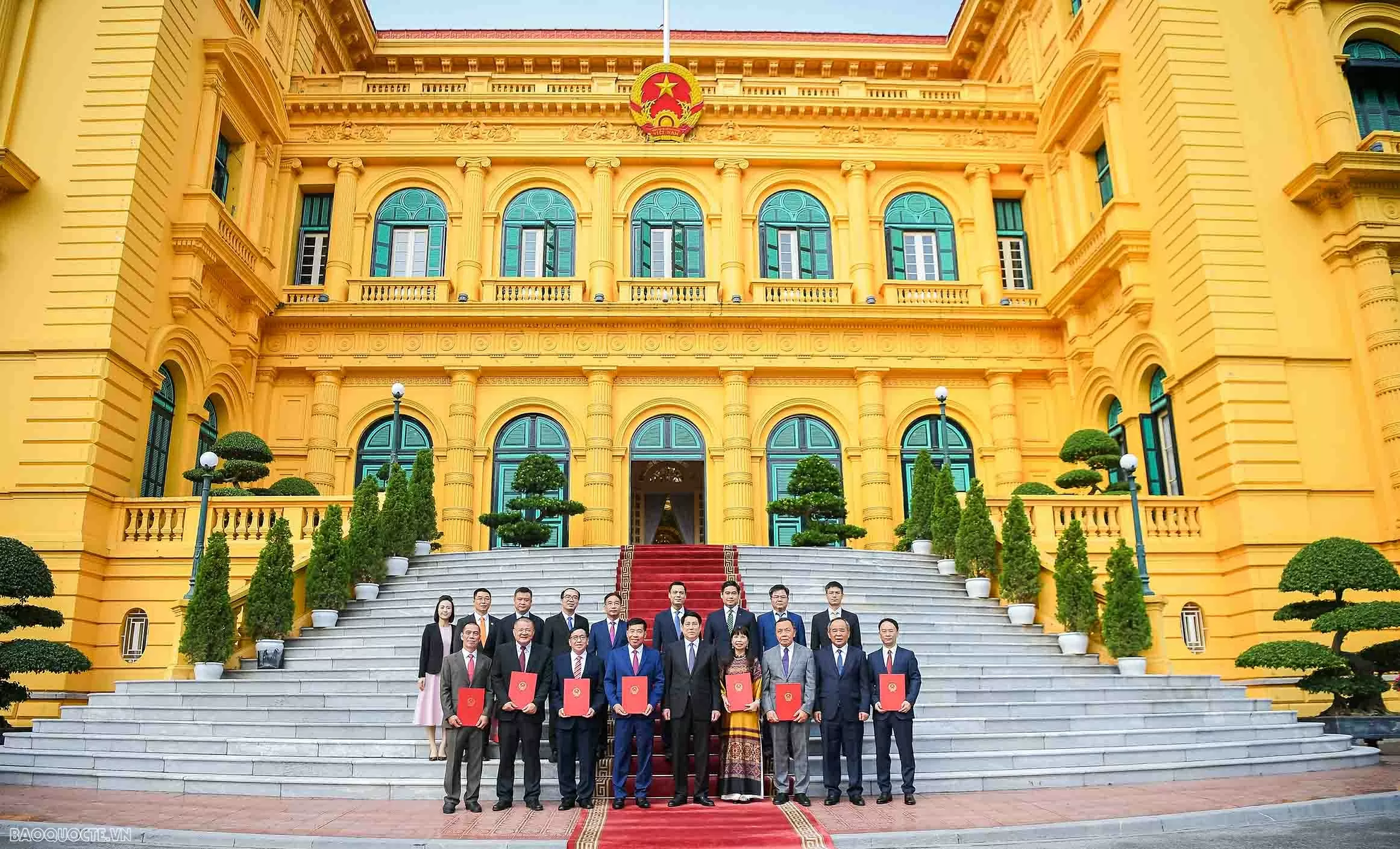 Chủ tịch nước Lương Cường trao quyết định phong hàm Đại sứ và bổ nhiệm Đại Chủ tịch nước Lương Cường trao quyết định phong hàm và bổ nhiệm Đại sứ