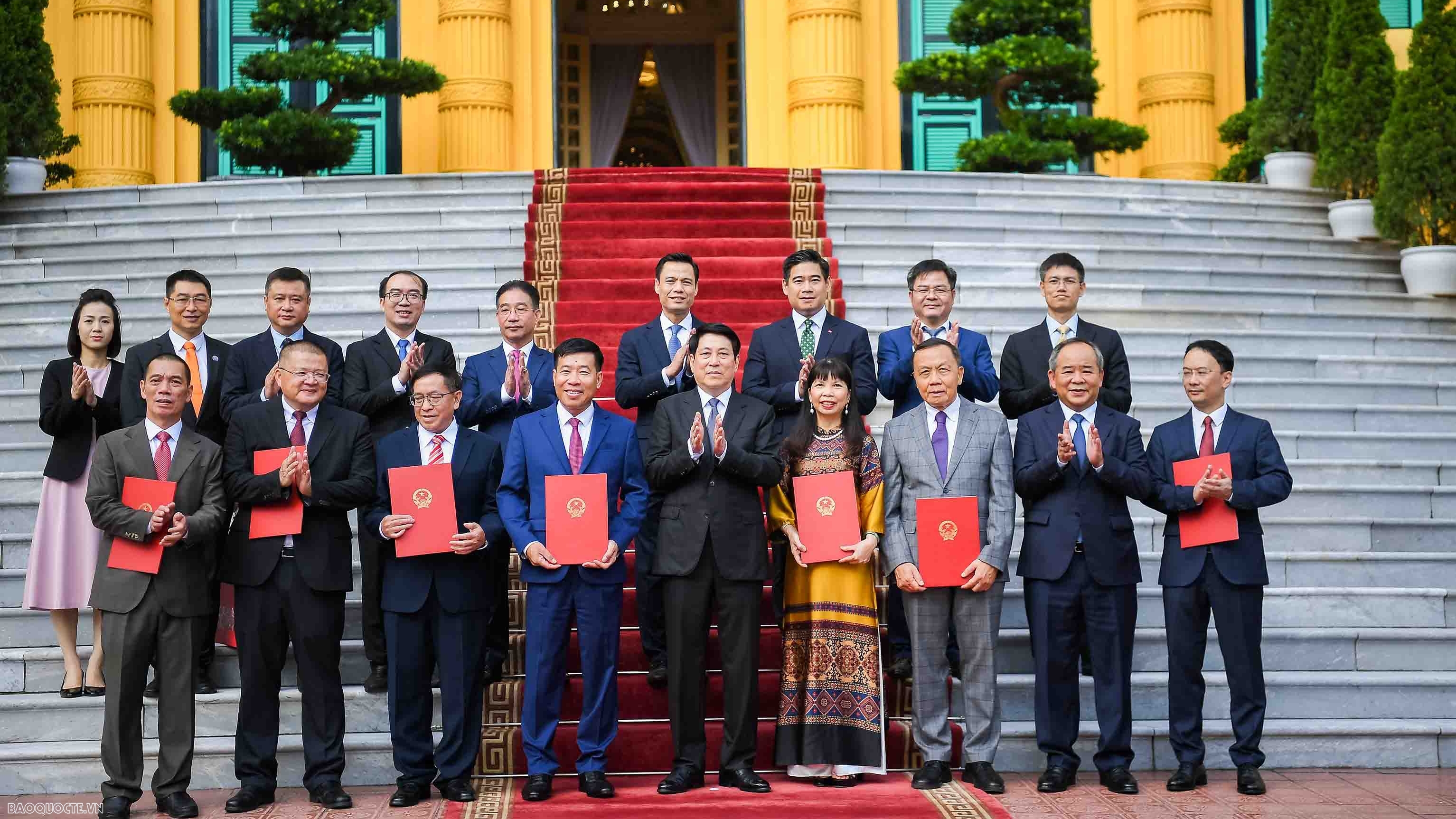 Chủ tịch nước Lương Cường trao quyết định phong hàm và bổ nhiệm Đại sứ