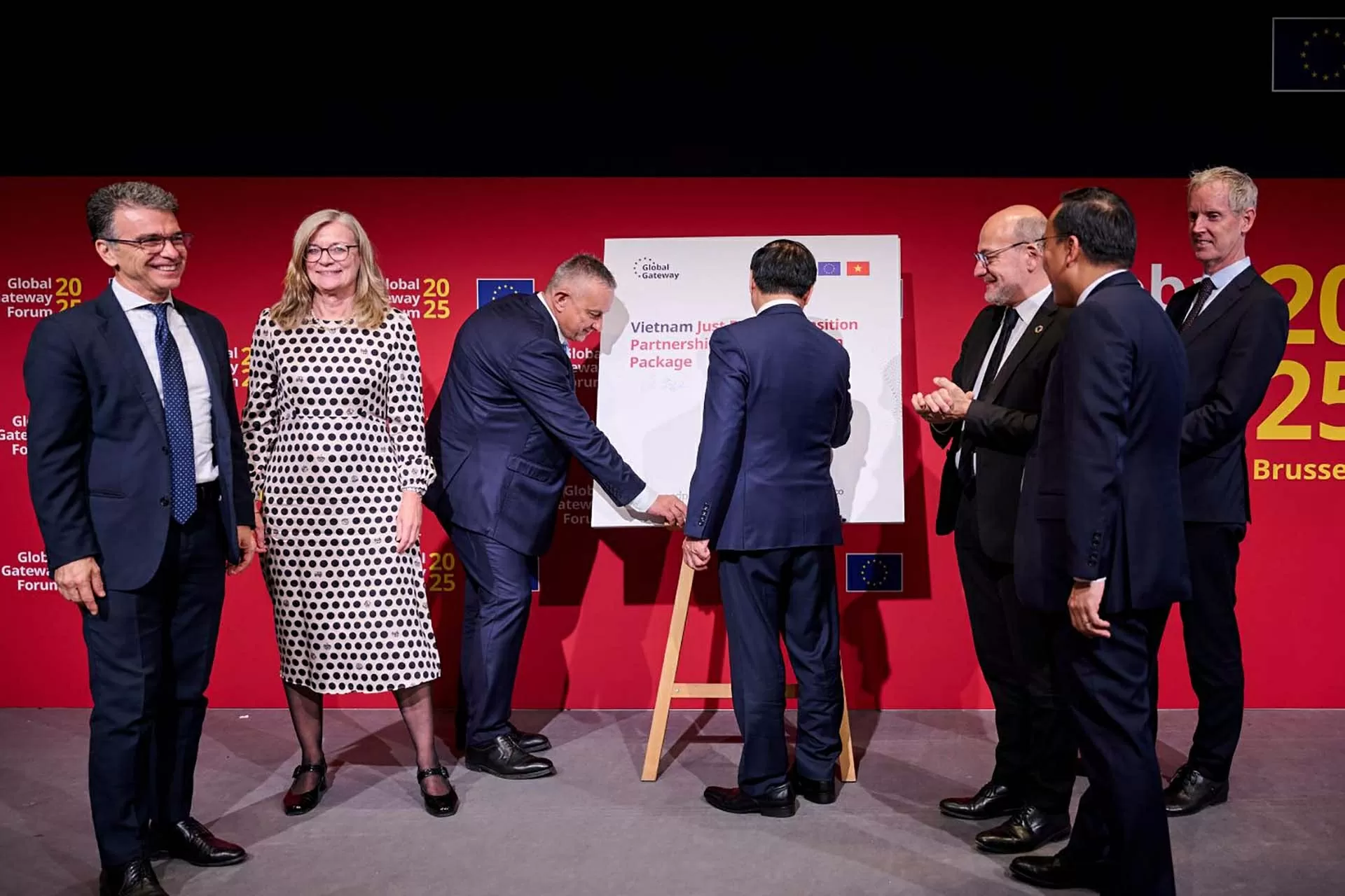 Việt Nam luôn kiên định mục tiêu giữ vững hòa bình, ổn định và tạo điều kiện thuận lợi cho phát triển đất nước Việt Nam luôn kiên định mục tiêu giữ vững hòa bình, ổn định và tạo điều kiện thuận lợi cho phát triển đất nước