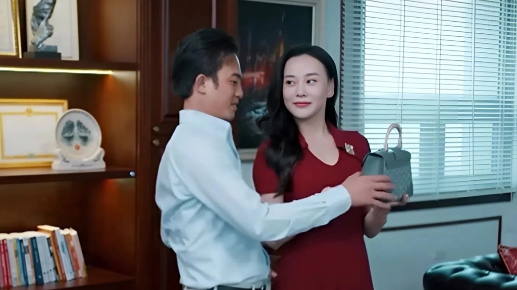 Hình ảnh chiếc túi xách nhỏ xinh đồng hành cùng diễn viên Phương Oanh qua các tập phim 'Gió ngang khoảng trời xanh'