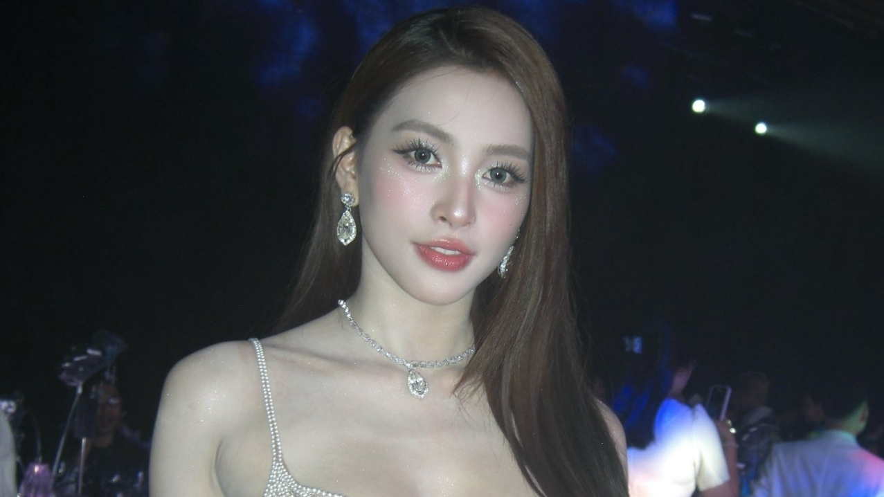 Sao Việt: Hoa hậu Trần Tiểu Vy đẹp hút hồn, Phương Oanh đăng dòng trạng thái lạ