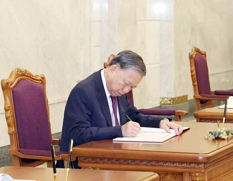 Tổng Bí thư Tô Lâm đặt hoa tưởng nhớ Chủ tịch Kim Nhật Thành và Tổng Bí thư Kim Jong-il Tổng Bí thư Tô Lâm đặt hoa tưởng nhớ Chủ tịch Kim Nhật Thành và Tổng Bí thư Kim Jong-il