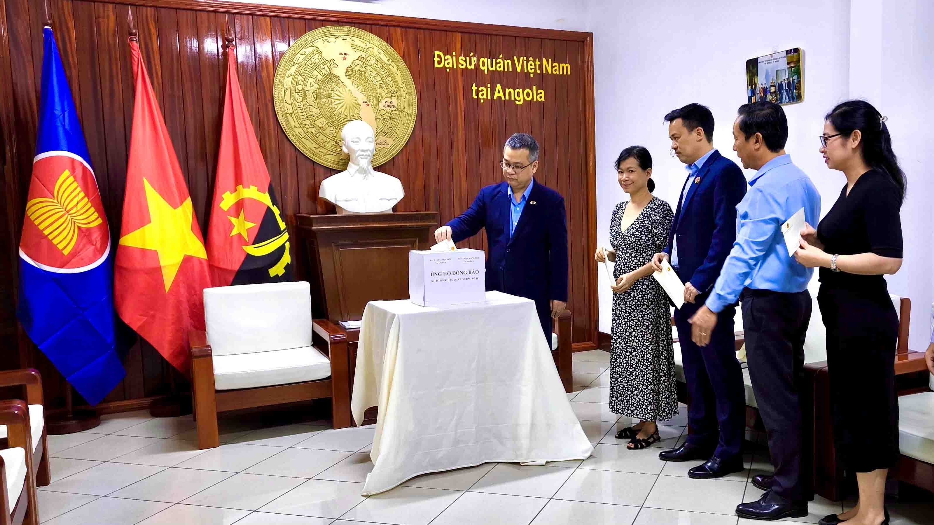 Đại sứ quán Việt Nam tại Angola quyên góp ủng hộ đồng bào khắc phục bão lũ