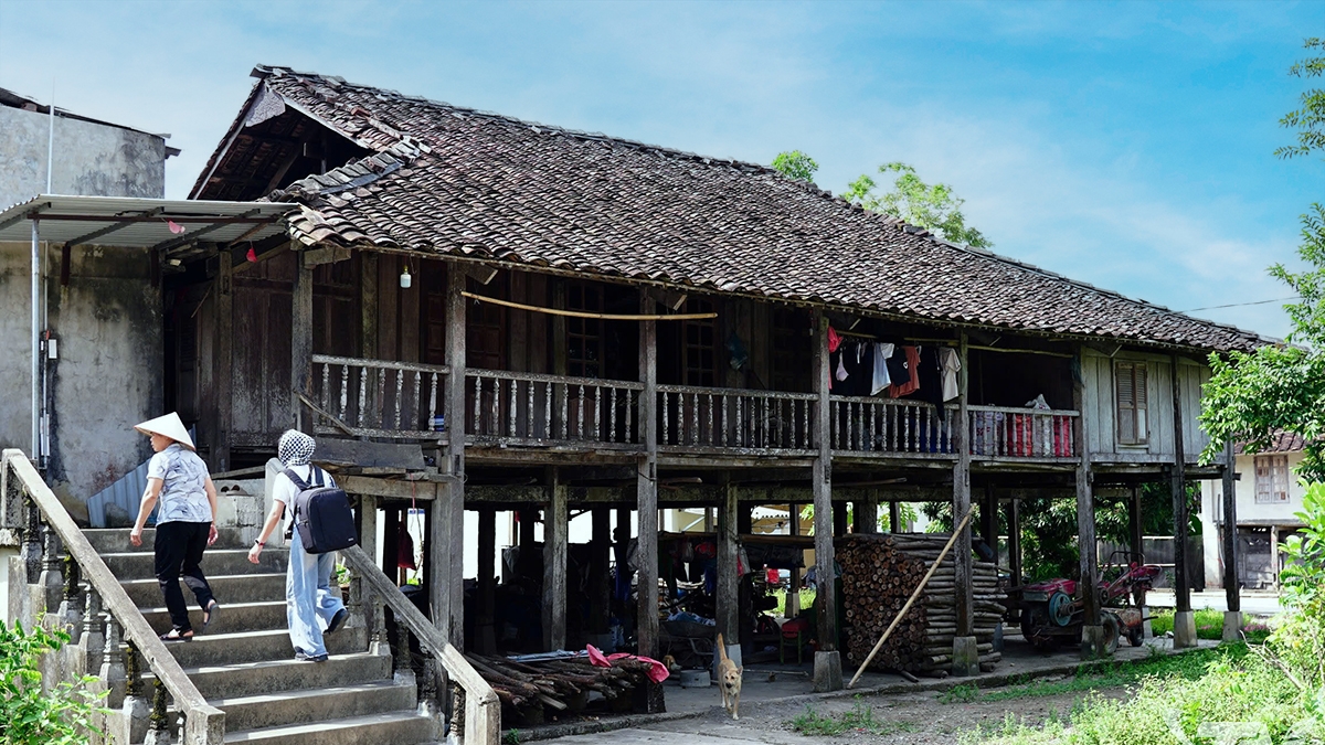 Dưới nếp nhà sàn nghe chuyện Tân Đô