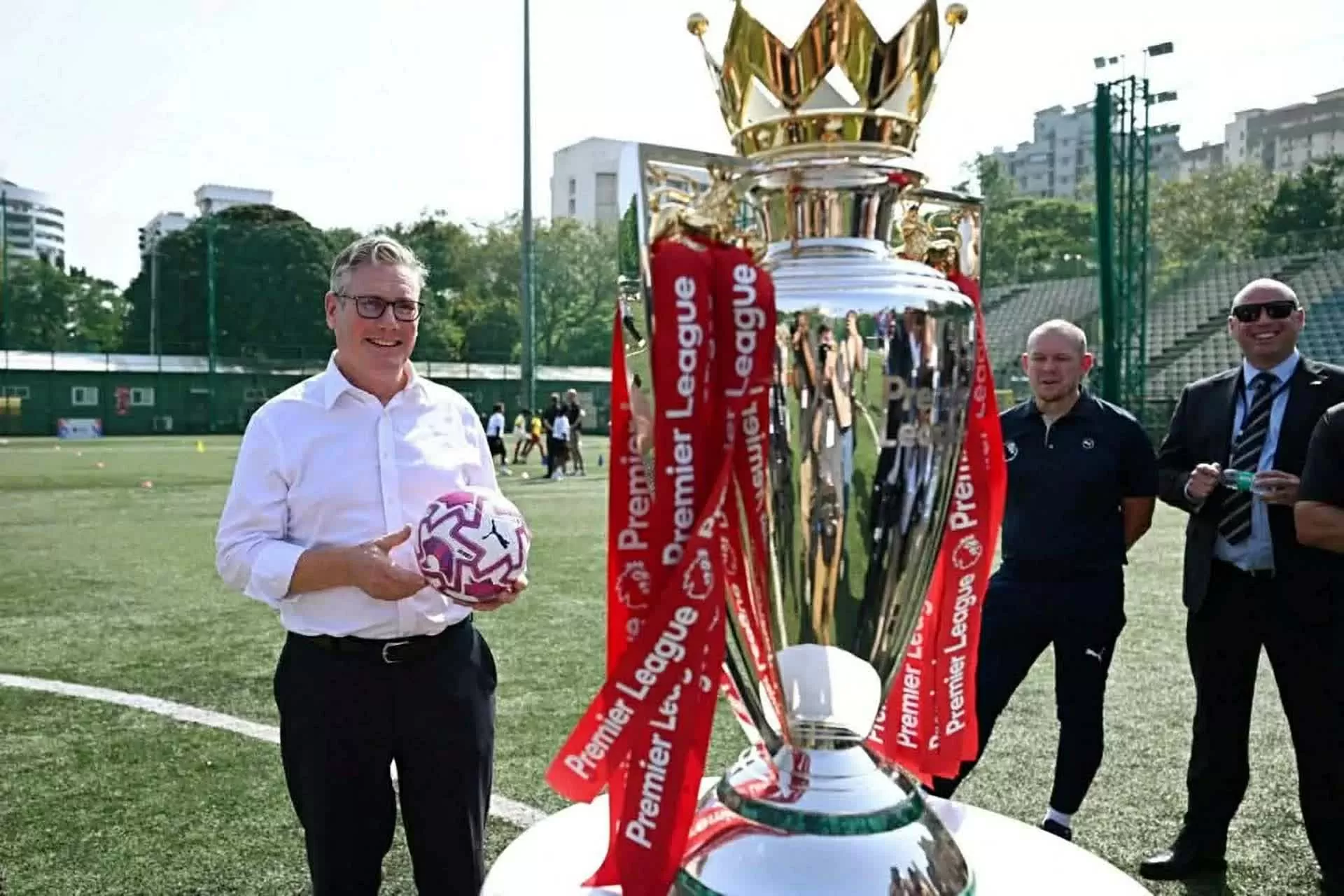 Thủ tướng Keir Starmer thăm một trung tâm đào tạo bóng đá trẻ ở Mumbai, ngày 8/10. (Nguồn: India Today)