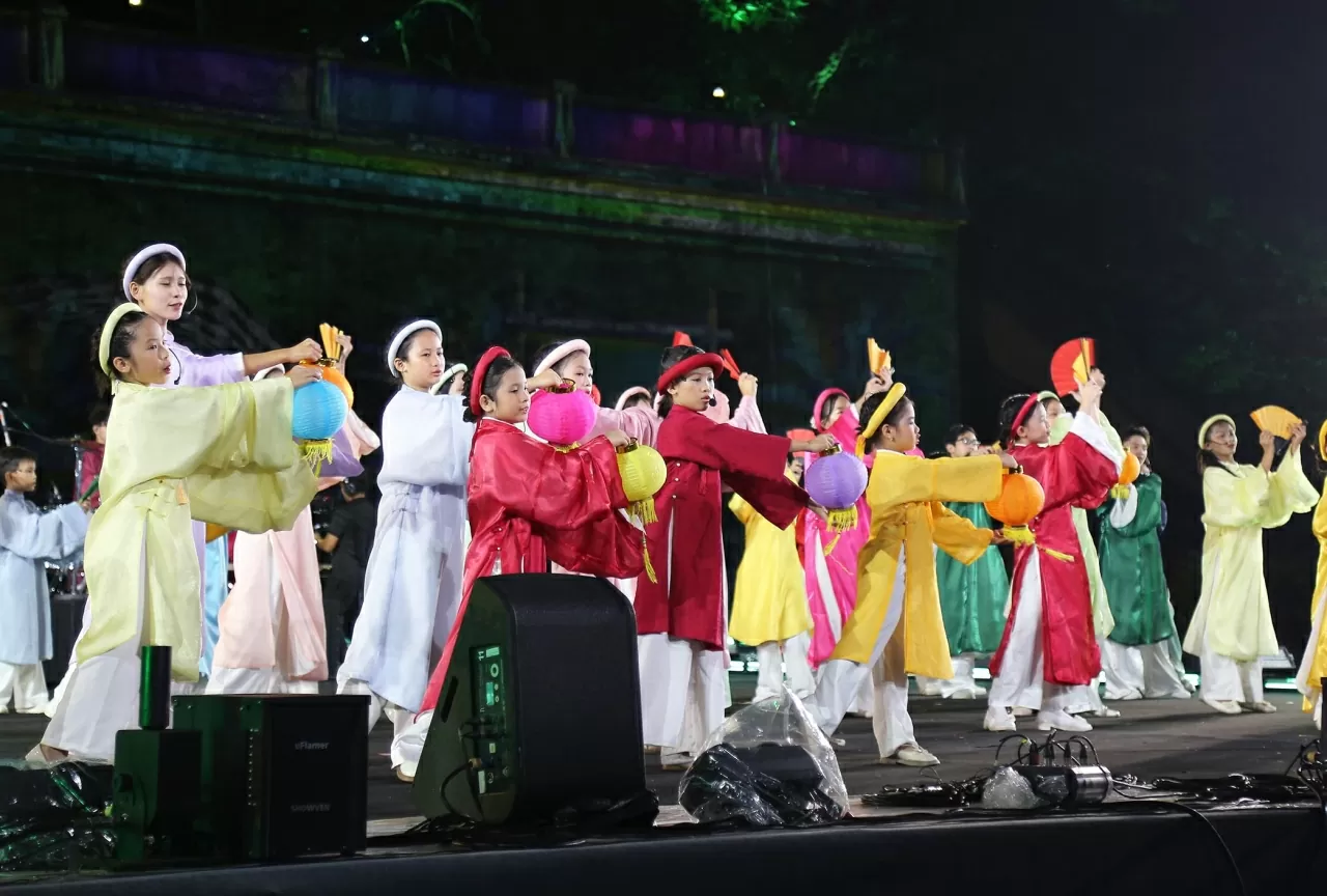 Tiết mục hát Xẩm và Dân ca ba miền của nhóm Thiêu nhi Ngôi sao nhỏ. (Ảnh: Thành Long) Tiết mục hát Xẩm và Dân ca ba miền của nhóm Thiêu nhi Ngôi sao nhỏ. (Ảnh: Thành Long)