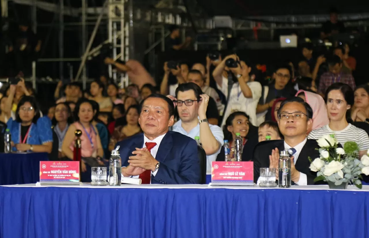 Ủy viên Trung ương Đảng, Bộ trưởng Bộ Văn hoá, Thể thao và Du lịch (Bộ VH,TT&DL) Nguyễn Văn Hùng và Thứ trưởng Ngoại giao Ngô Lê Văn tham dự lễ bế mạc. (Ảnh: Thành Long) Ủy viên Trung ương Đảng, Bộ trưởng Bộ Văn hoá, Thể thao và Du lịch (Bộ VH,TT&DL) Nguyễn Văn Hùng và Thứ trưởng Ngoại giao Ngô Lê Văn tham dự lễ bế mạc. (Ảnh: Thành Long)