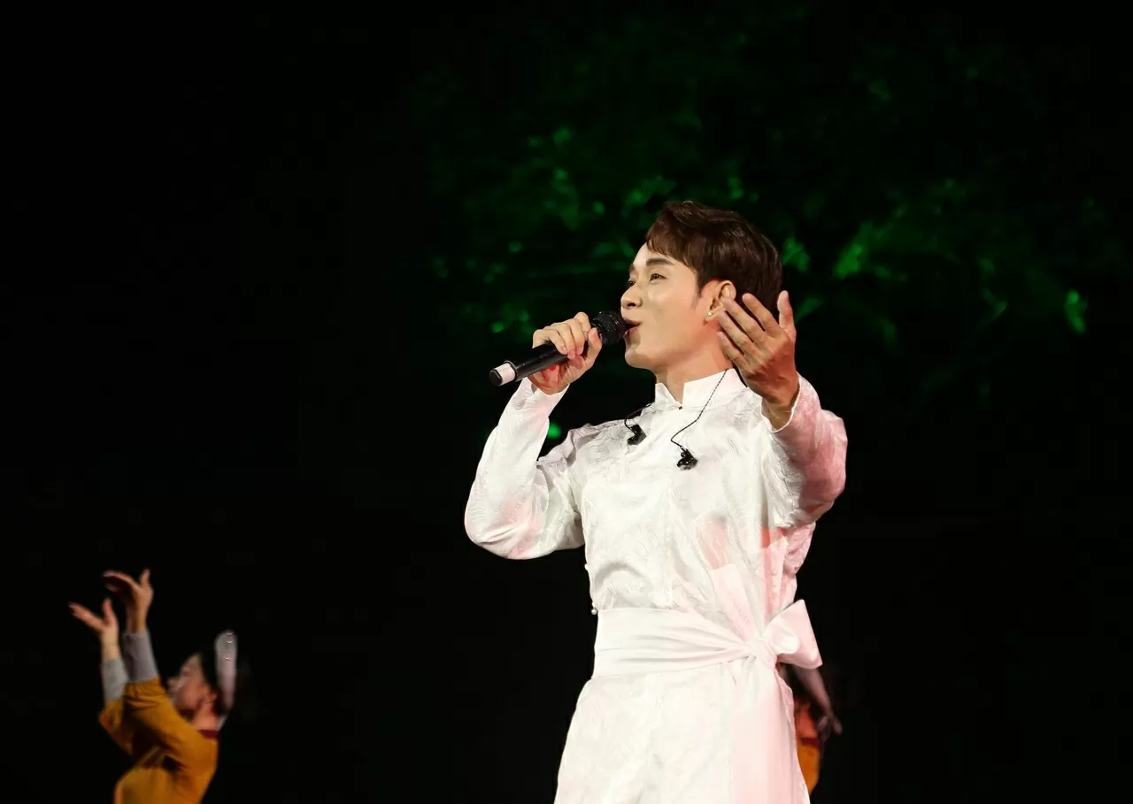 Ca sĩ Trúc Nhân khuấy động không khí với hai bài hát Thịnh vượng Việt Nam và Madein Viet Nam. (Ảnh: Thành Long) Ca sĩ Trúc Nhân khuấy động không khí với hai bài hát Thịnh vượng Việt Nam và Madein Viet Nam. (Ảnh: Thành Long)