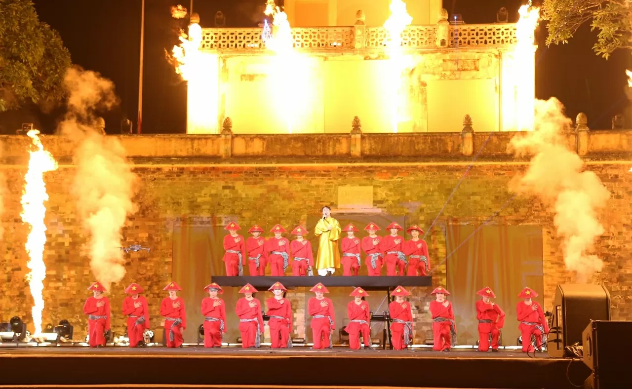 Ca sĩ Trúc Nhân khuấy động không khí với hai bài hát Thịnh vượng Việt Nam và Madein Viet Nam. (Ảnh: Thành Long) Ca sĩ Trúc Nhân khuấy động không khí với hai bài hát Thịnh vượng Việt Nam và Madein Viet Nam. (Ảnh: Thành Long)