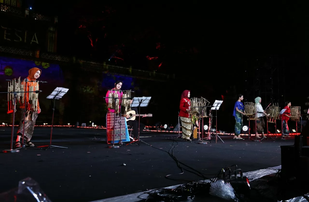 Tiết mục Hello Viet Nam, biểu diễn bởi những nghệ sĩ Indonesia. (Ảnh: Thành Long) Tiết mục Hello Viet Nam, biểu diễn bởi những nghệ sĩ Indonesia. (Ảnh: Thành Long)