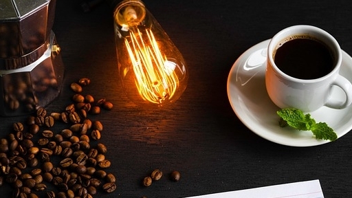 Thêm bột nghệ, quế, hạn chế đường vào cà phê sáng làm tăng cường hiệu quả chống viêm, kìm hãm tốc độ lão hoá