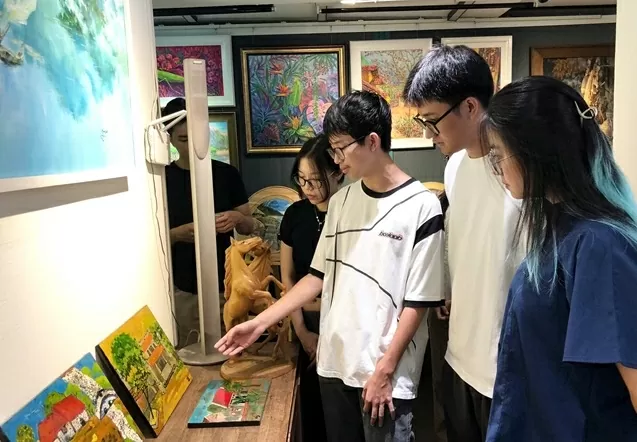 Mộng sắc- Tình yêu thiên nhiên, đất nước qua lăng kính của nhóm bạn trẻ yêu hội họa Mộng sắc- Tình yêu thiên nhiên, đất nước qua lăng kính của nhóm bạn trẻ yêu hội họa