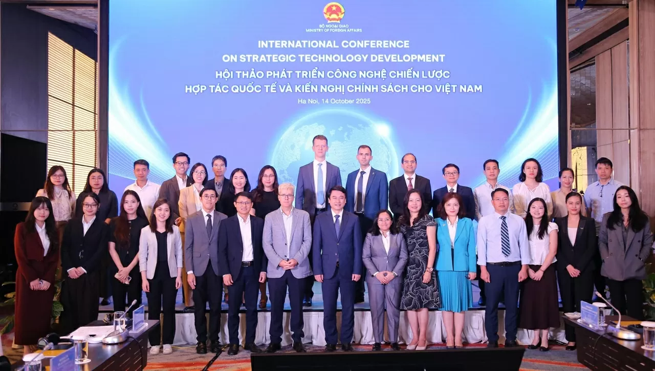 Các đại biểu chụp bức ảnh lưu niệm. (Ảnh: Thành Long)