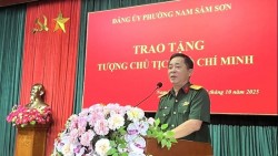 Đại tá Lê Thế Hoạt trao tặng bức tượng chân dung Bác Hồ cho quê hương Nam Sầm Sơn