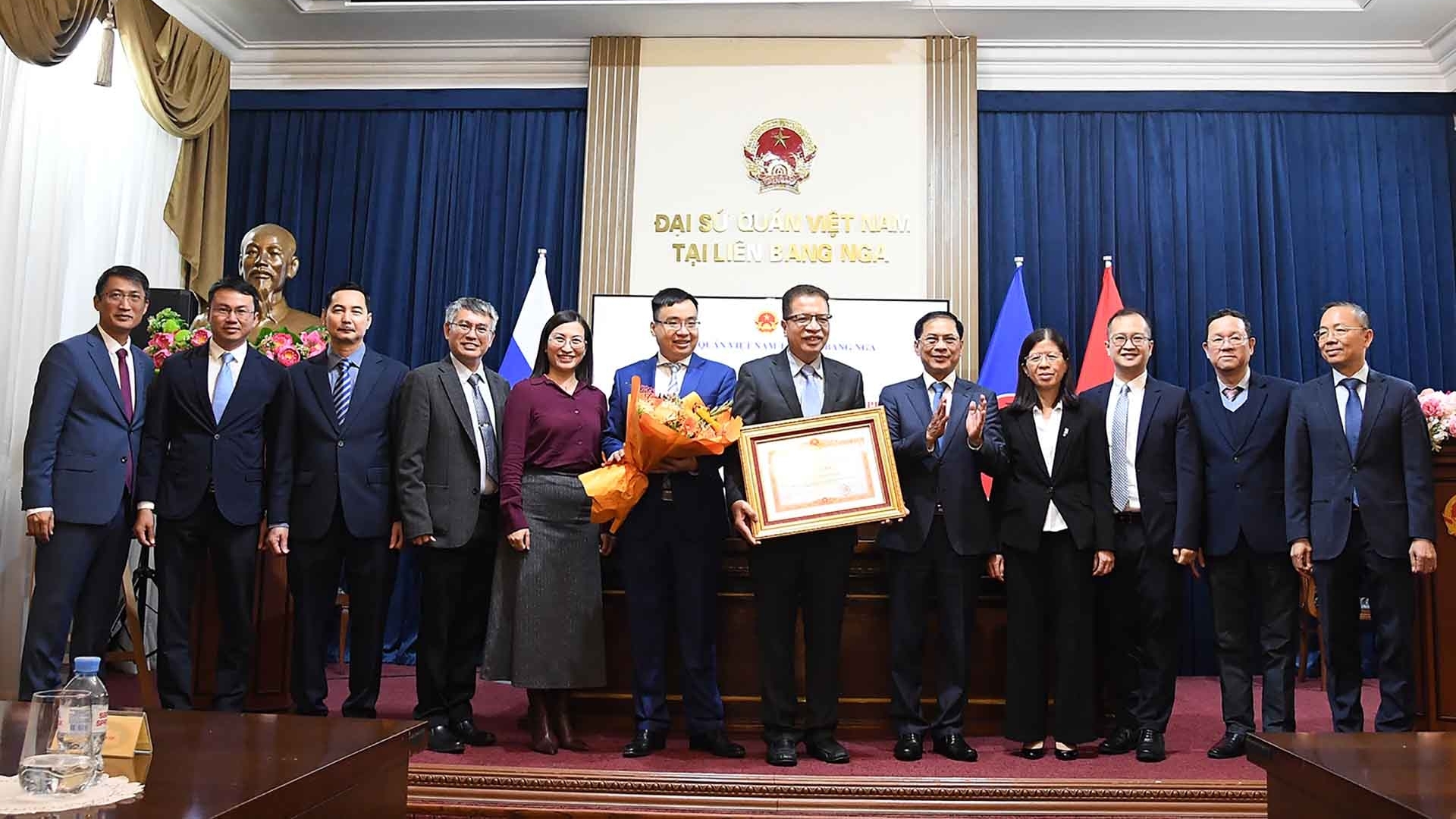 Phó Thủ tướng Bùi Thanh Sơn gặp gỡ cán bộ, nhân viên Đại sứ quán Việt Nam tại Liên bang Nga