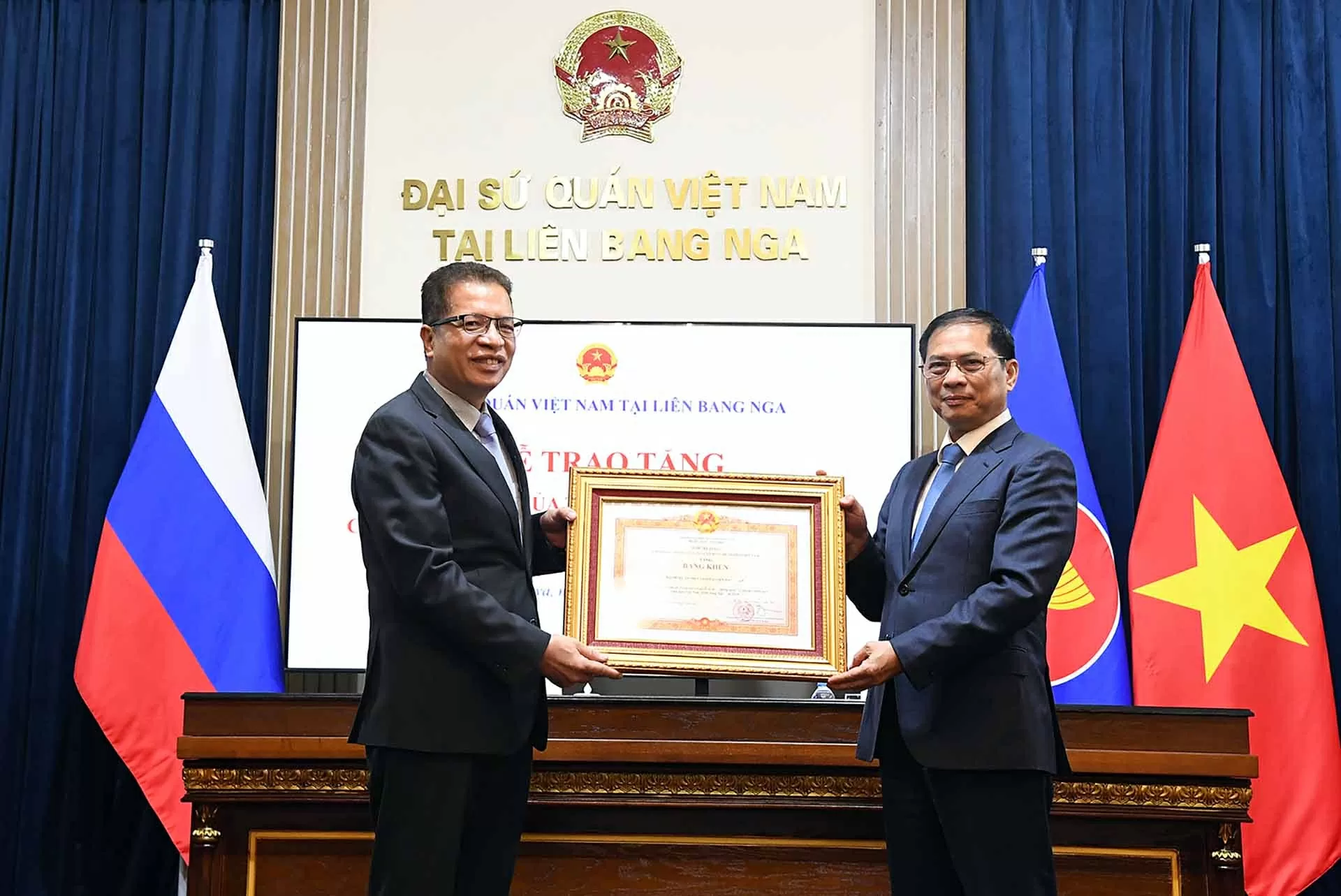 Phó Thủ tướng Bùi Thanh Sơn gặp gỡ cán bộ, nhân viên Đại sứ quán Việt Nam tại Liên bang Nga