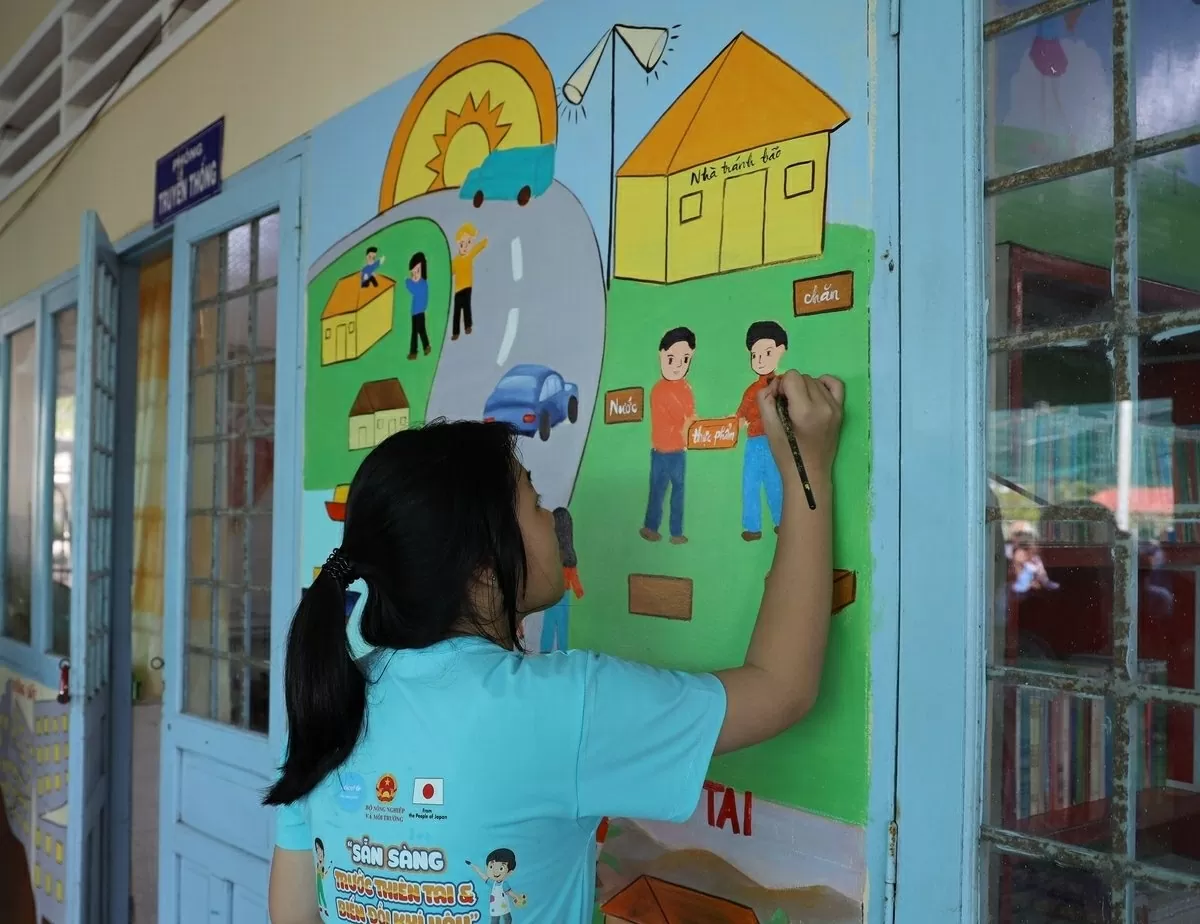 Gần 1.500 em học sinh tại 3 trường học trên địa bàn xã Mỹ Lâm, tỉnh Cà Mau đã cùng tham gia các hoạt động vẽ tranh tường và Cuộc thi Rung chuông vàng, tìm hiểu kiến thức về phòng chống thiên tai và bảo vệ môi trường. Ảnh: Cục QLĐĐ&PCTT. Gần 1.500 em học sinh tại 3 trường học trên địa bàn xã Mỹ Lâm, tỉnh Cà Mau đã cùng tham gia các hoạt động vẽ tranh tường và Cuộc thi Rung chuông vàng, tìm hiểu kiến thức về phòng chống thiên tai và bảo vệ môi trường. Ảnh: Cục QLĐĐ&PCTT.