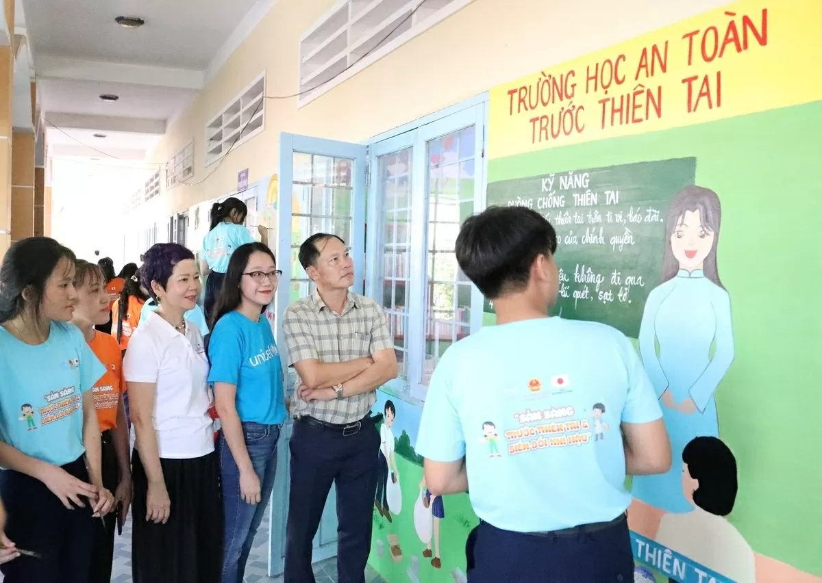 Các em học sinh chính là những tuyên truyền viên về phòng chống thiên tai, bảo vệ môi trường đến bạn bè, gia đình và cộng đồng. Các em học sinh chính là những tuyên truyền viên về phòng chống thiên tai, bảo vệ môi trường đến bạn bè, gia đình và cộng đồng.