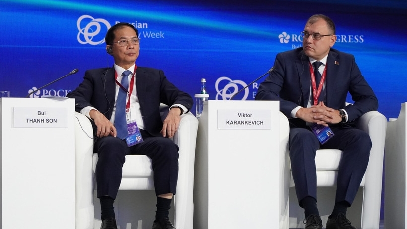 Phó Thủ tướng Bùi Thanh Sơn phát biểu tại Phiên toàn thể đầu tiên của Diễn đàn Tuần lễ năng lượng Nga lần thứ 8