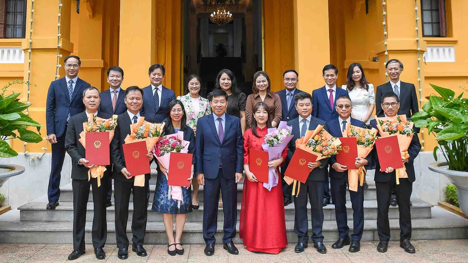 Lãnh đạo Bộ Ngoại giao trao quyết định điều động, bổ nhiệm cán bộ cấp Vụ