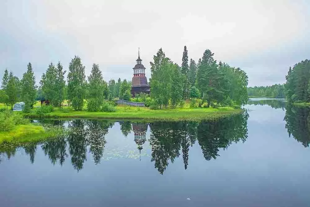 Nhà thờ cổ Petäjävesi nằm trên một bán đảo tại Hồ Solikkojärvi và bao quanh bởi cảnh quan nông nghiệp với hồ nước và rừng cây đặc trưng của khu vực. (Nguồn: UNESCO) Nhà thờ cổ Petäjävesi nằm trên một bán đảo tại Hồ Solikkojärvi và bao quanh bởi cảnh quan nông nghiệp với hồ nước và rừng cây đặc trưng của khu vực. (Nguồn: UNESCO)