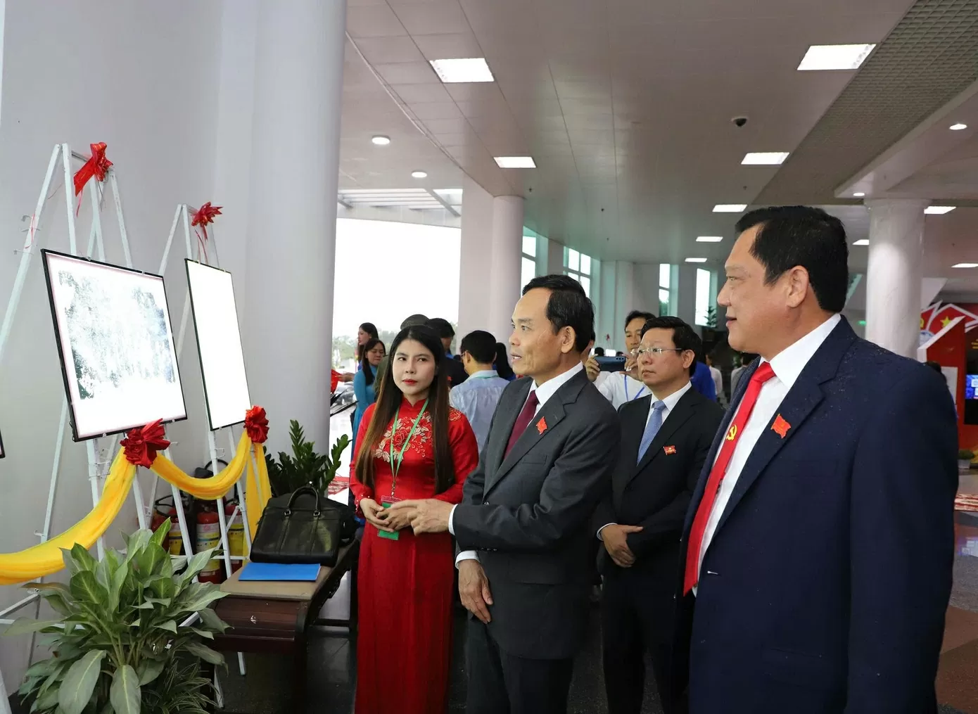 Các đại biểu tham quan gian trưng bày hình ảnh tư liệu lịch sử Đảng bộ tỉnh Cà Mau. (Nguồn: Tiền Phong) Các đại biểu tham quan gian trưng bày hình ảnh tư liệu lịch sử Đảng bộ tỉnh Cà Mau. (Nguồn: Tiền Phong)