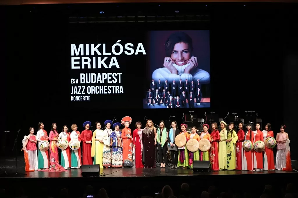 Áo dài Việt Nam tỏa sáng trong buổi hòa nhạc quốc tế tại Budapest Áo dài Việt Nam tỏa sáng trong buổi hòa nhạc quốc tế tại Budapest