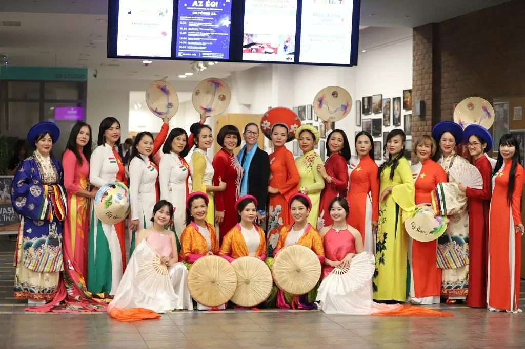 Áo dài Việt Nam tỏa sáng trong buổi hòa nhạc quốc tế tại Budapest Áo dài Việt Nam tỏa sáng trong buổi hòa nhạc quốc tế tại Budapest