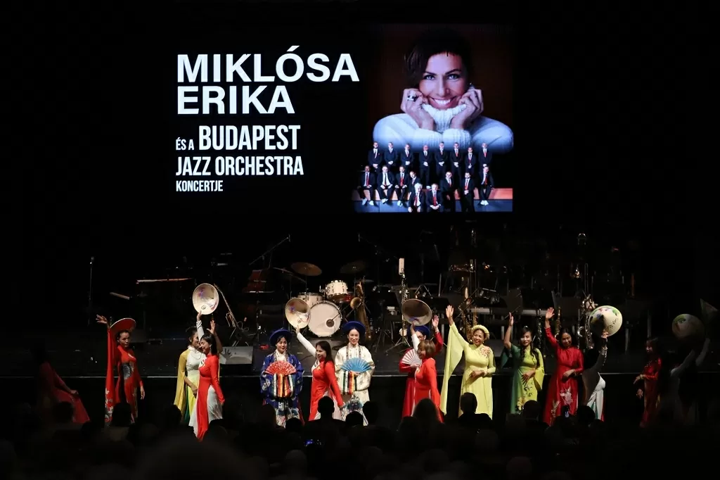 Áo dài Việt Nam tỏa sáng trong buổi hòa nhạc quốc tế tại Budapest Áo dài Việt Nam tỏa sáng trong buổi hòa nhạc quốc tế tại Budapest